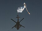 Izraelský vojenský vrtulník vypoutí svtlici nad hranicí mezi Izraelem a...
