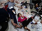 Zranní Palestinci jsou po izraelských úderech peváeni do Násirovy nemocnice....