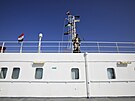Na zajaté lodi vlají palestinské i jemenské vlajky. (5. prosince 2023)