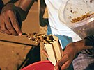 Smaené kobylky prodávané na trhu v ugandské Kampale (10. prosince 2011)
