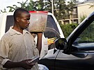 Prodava kobylek míí na trh v ugandské Kampale. Zbavené kídel a smaené s...