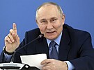 Ruský prezident Vladimir Putin pi projevu na výstav ve vzdlávacím centru v...