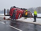 Nehoda taha�e s nalo�en�m traktorbagrem u Karvin�. Vypro��ov�n� trvalo n�kolik...
