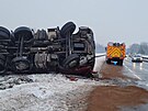 Nehoda taha�e s nalo�en�m traktorbagrem u Karvin�. Vypro��ov�n� trvalo n�kolik...