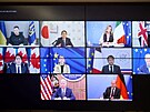 Vedoucí pedstavitelé zemí G7 na monitoru bhem videokonference s ukrajinským...