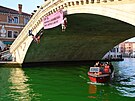 Aktivisté obarvili vodu v benátském Velkém kanále na zeleno v protestu proti...