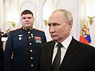 Ruský prezident Vladimir Putin pedal medaile v pedveer Dne hrdin vlasti v...