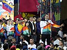 Venezuelský prezident Nicolás Maduro zdraví své píznivce bhem volebního...