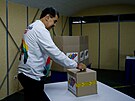 Venezuelský prezident Nicolás Maduro odevzdává svj hlas bhem volebního...