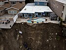 Ta na ja�e rozmo�ila p�du a zp�sobila sesuvy bahna. N�které domy v d�sledk�...