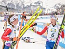 Jessica Jislová (vlevo) si plácá s Markétou Davidovou po sprintu v rakouském...