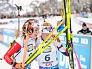 Jessica Jislová (vlevo) se objímá s Markétou Davidovou po sprintu v rakouském...