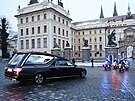 Rakev s ostatky Schwarzenberga dorazila na Praský hrad. (9. prosince 2023)