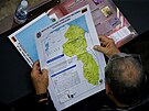 Venezuelský poslanec drí mapu, na které je sporný region Esequibo oznaen jako...