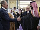 Ruský ministr zahranií Lavrov (vlevo) a saúdský korunní princ Muhammad bin...