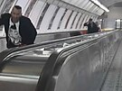 Mu�, kter� vyhro�oval ma�etou revizor�m, odch�z� po eskal�torech. (Listopad...