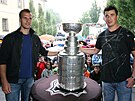 Tomá Kaberle (vpravo) a David Krejí pivezli v roce 2011 Stanley Cup do eska.