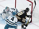 Pavel Zacha (18) z Boston Bruins se prosadil proti San Jose Sharks pes...