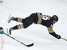 Matt Benning (5) ze San Jose Sharks fauluje, padá Pavel Zacha z Boston Bruins.