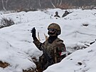 Ukrajinský voják hází granát bhem zimního trénování v Polsku (7. prosince 2023)