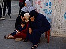 Palestinci v Pásmu Gazy utíkají ped izraelskými útoky. Nkteí jsou zranní,...