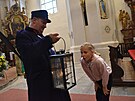 Kostelem v Doma�lic�ch prov�z� ponocn� Roman Holub.