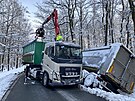 Vyproování kamionu se elezným rotem v Plzni-Záblé. (4. prosince 2023)