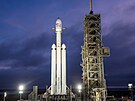 Falcon Heavy v celé své kráse (ped prvním startem)