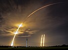 Snímek s dlouhou expozicí ukazuje jak odlet Falconu Heavy, tak návrat jeho dvou...