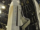 Raketoplán X-37B ped uloením do erodynamického krytu Falconu Heavy
