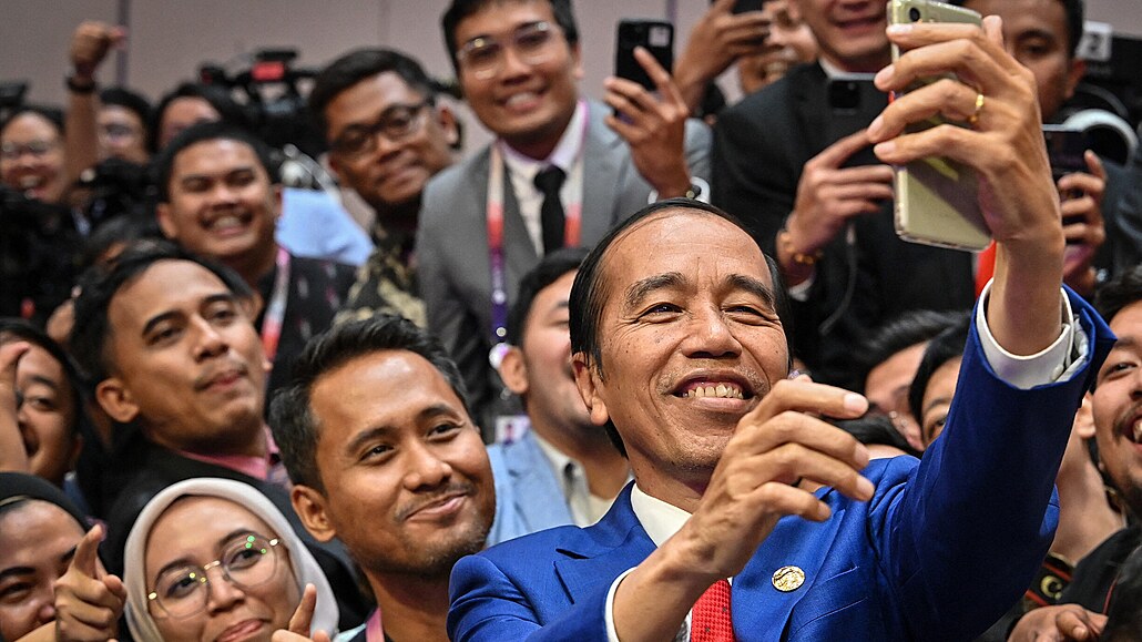 Indonéský prezident Joko Widodo si dlá selfie se svými píznivci na summitu...