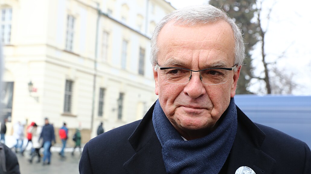 Smute�ní hosté p�ichází na poslední rozlou�ení s bývalým ministrem, poslancem,...