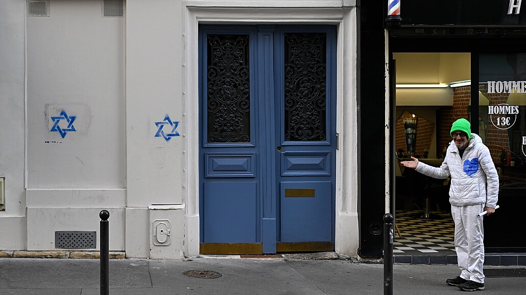Obyvatelé 14. pařížského obvodu se probudili s antisemitskými štítky s...