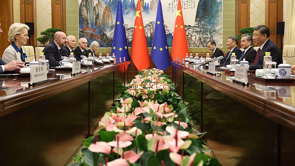 Summit EU-ína. Vrcholní politici eí na schzce v Pekingu vzájemné rozpory.