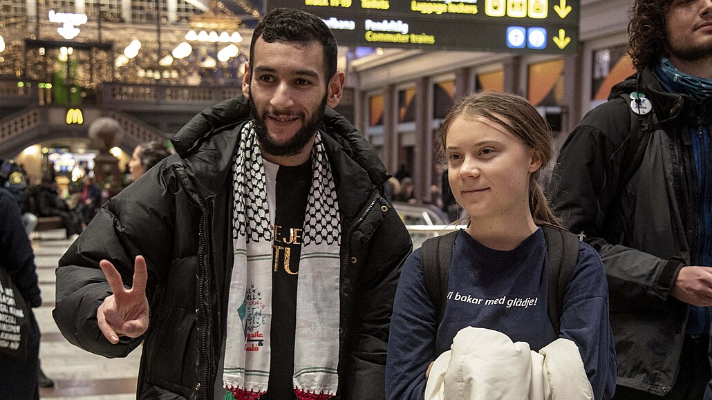 Klimatická aktivistka Greta Thunbergová se na hlavním nádraí ve Stockholmu...