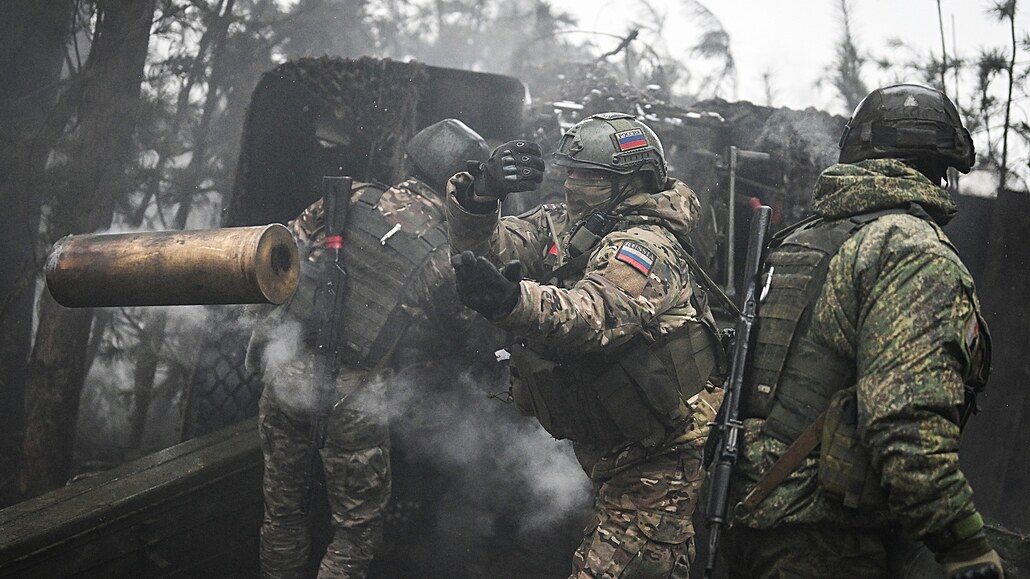 Ruští vojáci pálí z houfnice na ukrajinské pozice ve směru na Lyman. (18....