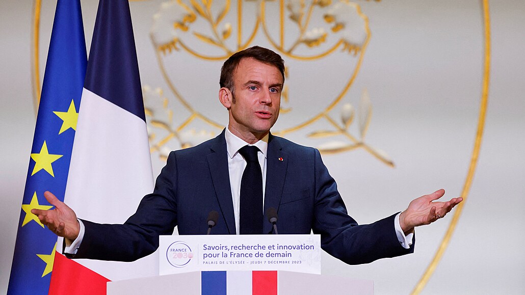 Francouzský prezident Emmanuel Macron hovoří v prezidentském Elysejském paláci...