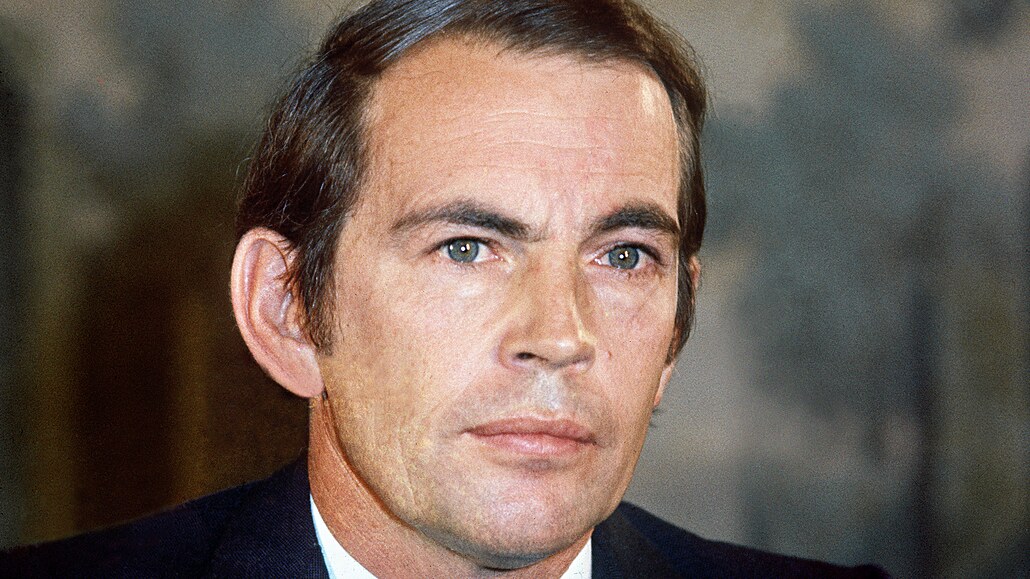 Christiaan Barnard platil za nenapravitelného sukni�ká�e. Byl t�ikrát �enatý, z...