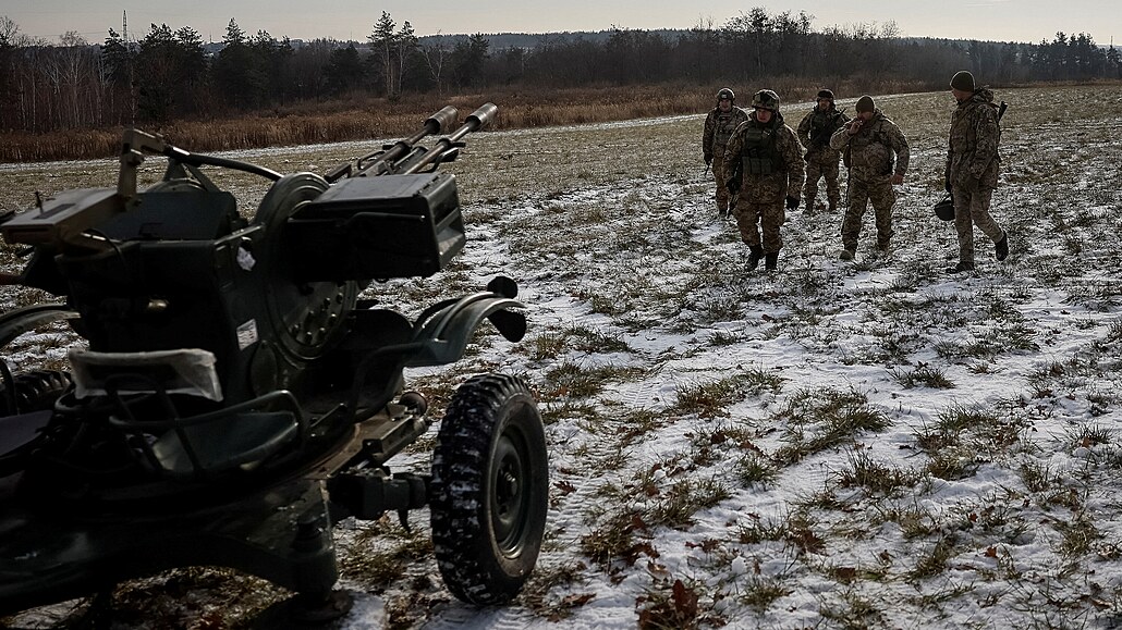 Ukrajintí vojáci z jednotky protivzduné obrany se procházejí po svém...