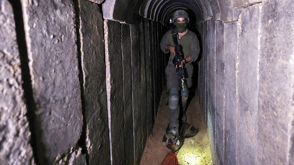 Pod nemocnicí. Izraelský voják v tunelu, který pod nemocnicí ífa vybudovali...