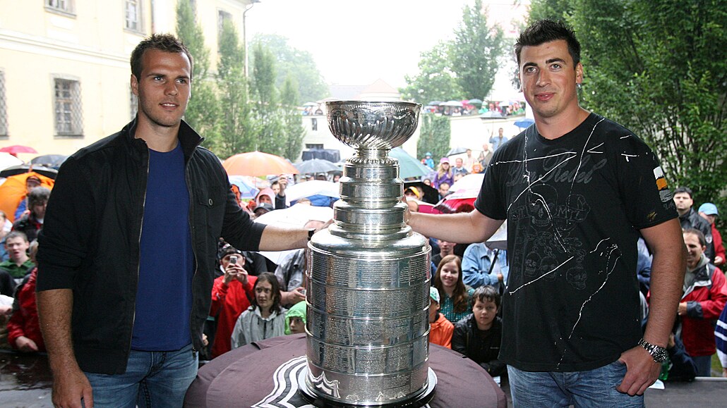 Tomá Kaberle (vpravo) a David Krejí pivezli v roce 2011 Stanley Cup do eska.