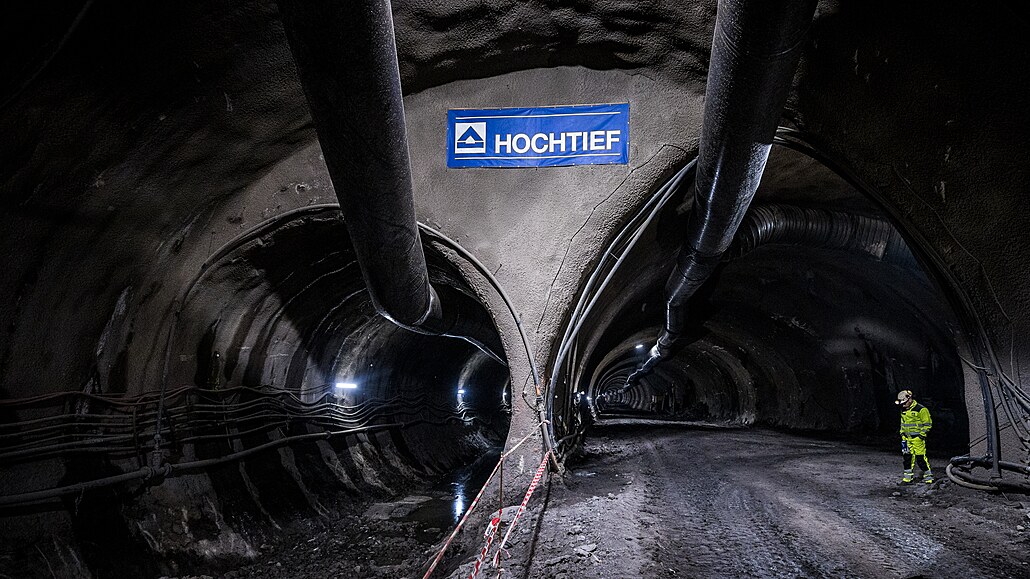 Dlníci v rámci stavby metra D prorazili poslední metry ze spojovacího tunelu...