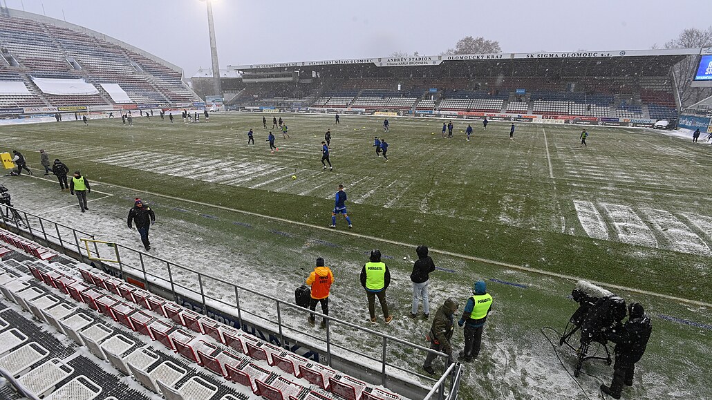Rozvi�ka na zasn�eném Androv� Stadionu p�ed utkání domácí Sigmy Olomouc se...