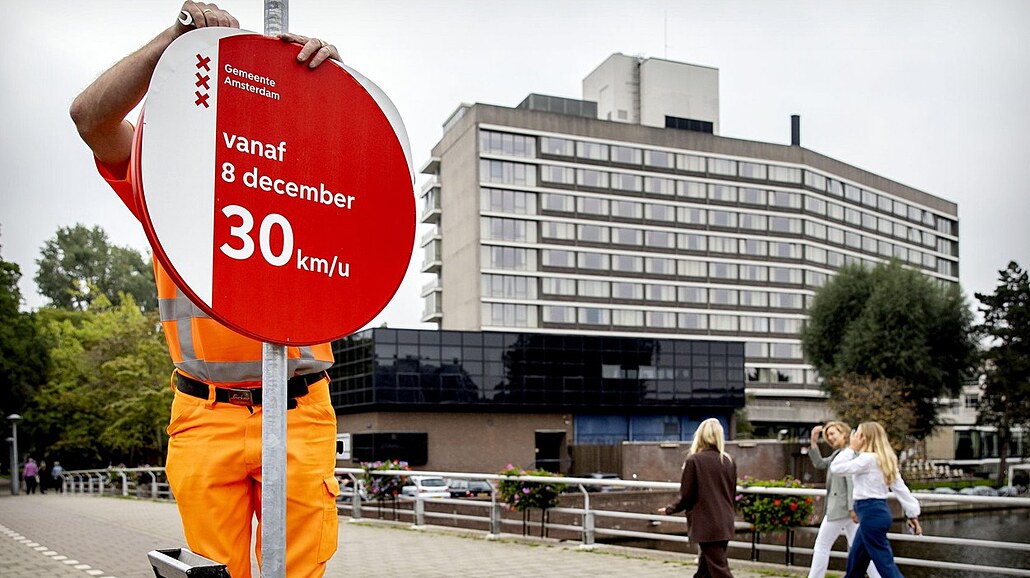 Amsterdam zavedl od 8. prosince 2023 ve většině města maximální rychlost aut na...