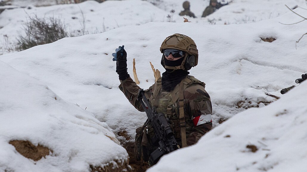 Ukrajinský voják v zákopech.