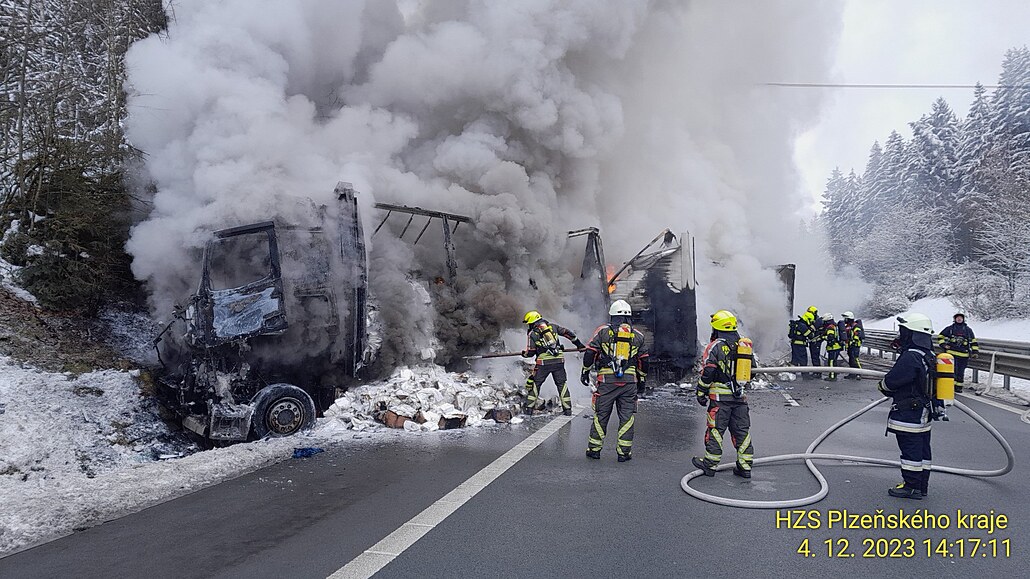 Nehoda tí kamion na D5 na 149. kilometru zastavila provoz ve smru na Prahu....