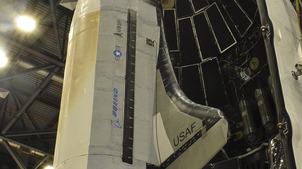 Raketoplán X-37B ped uloením do erodynamického krytu Falconu Heavy