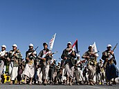 Na Izrael! Nově rekrutovaní bojovníci v řadách šíitských Húsíů pochodují v...
