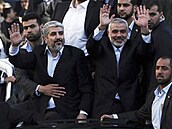 Exilový šéf Hamásu Cháled Mašál (vlevo) a premiér Hamásu Ismail Haníja mávají...