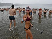 Na jezeře Barbora na Teplicku stanovili český rekord v počtu otužilců v jeden...